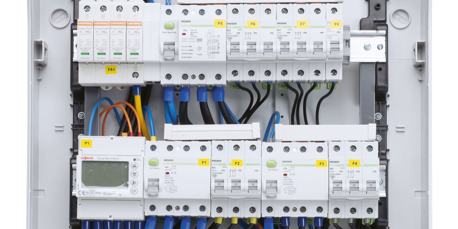 Ein installierter Anschlusskasten einer Wärmepumpe